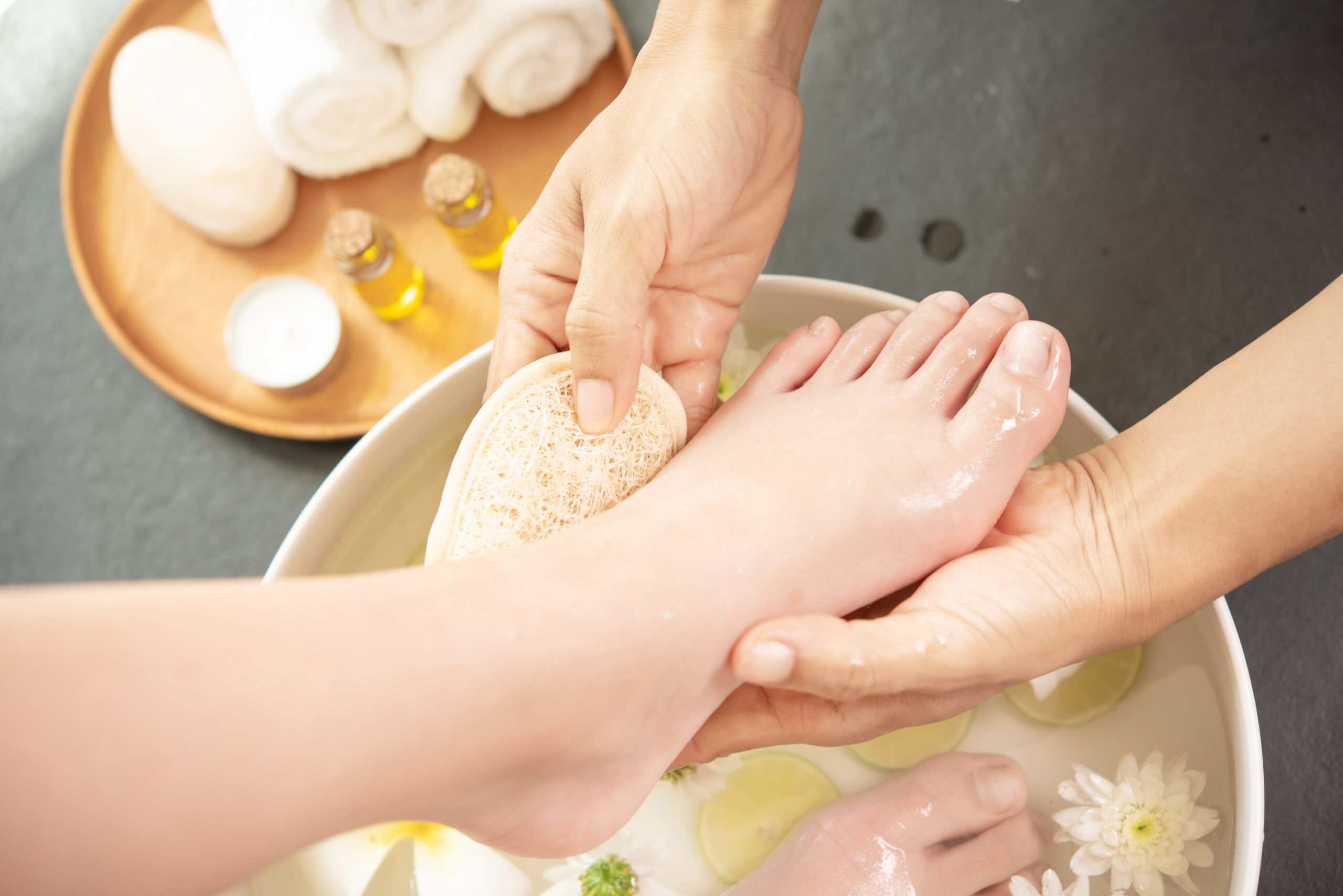 Benefits massage the soles of the feet with a bronze plate